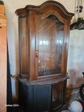 Vitrine kast. Servieskast.  beschikbaar voor biedingen