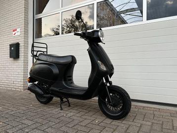 Vespa look schade scooter. Geel kenteken. BTC Riva/La Souris beschikbaar voor biedingen