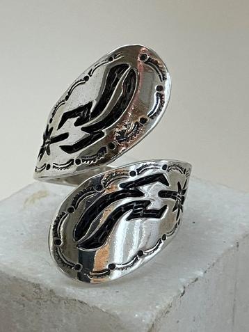 Exotische zilveren ring beschikbaar voor biedingen