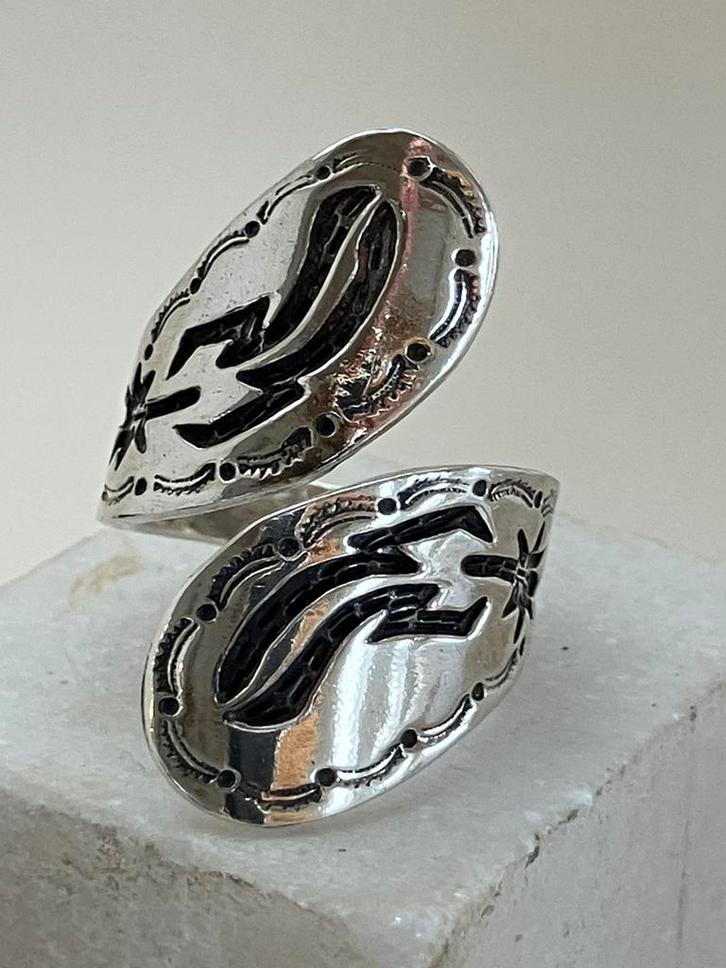 Exotische zilveren ring, Sieraden, Tassen en Uiterlijk, Ringen, Zo goed als nieuw, Dame, Zilver, Ophalen of Verzenden