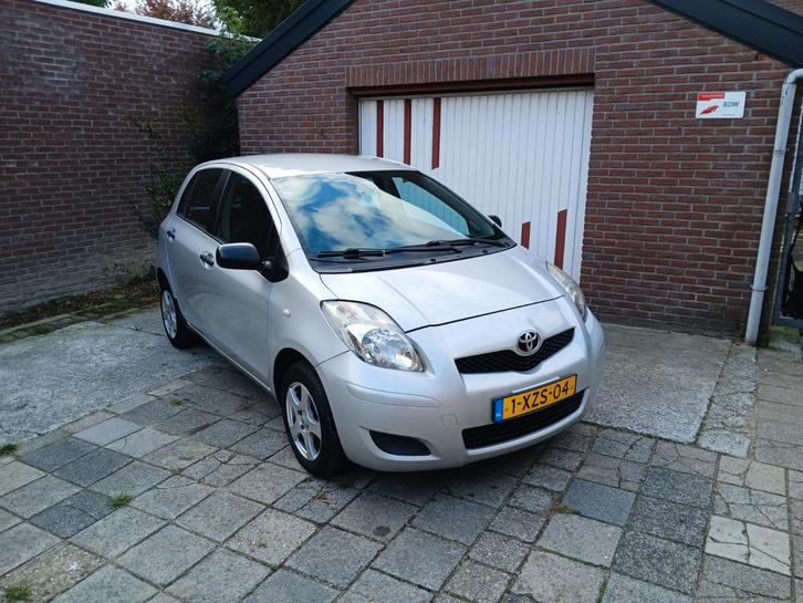 Toyota Yaris 1.0 12V Vvt-i 5DR Terra 2011 Grijs, Auto's, Toyota, Bedrijf, Yaris, ABS, Airbags, Airconditioning, Isofix, Lichtmetalen velgen