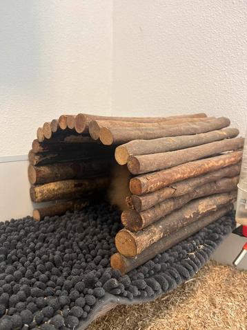 Diverse huisjes en speeltjes voor knaagdieren beschikbaar voor biedingen