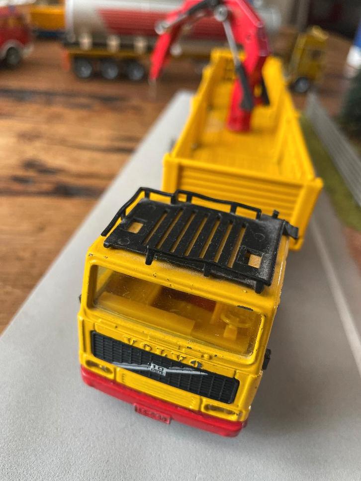 Siku 3415 Volvo F10 Turbo 6 stenenoplegger met kraan, Hobby en Vrije tijd, Modelauto's | Overige schalen, Nieuw, Bus of Vrachtwagen