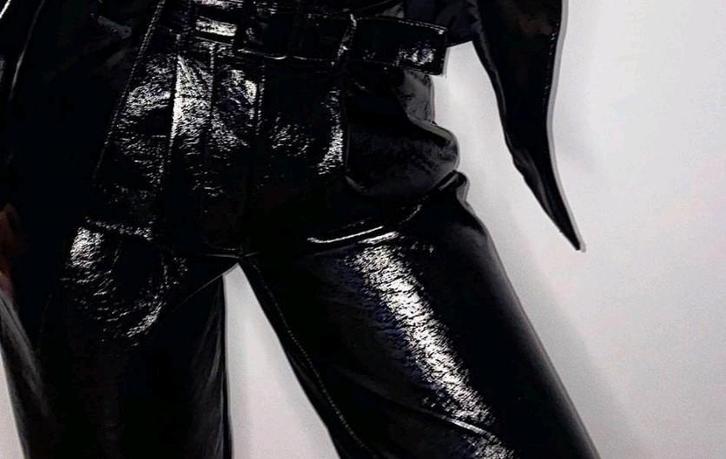 Glanzende Zwarte Leren Broek maat M, Kleding | Dames, Broeken en Pantalons, Zo goed als nieuw, Zwart, Lang, Verzenden