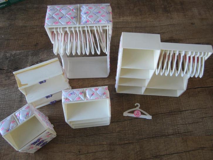 Barbie snap 'n store kastjes en 25 kledinghangers, Verzamelen, Poppen, Gebruikt, Accessoires, Ophalen of Verzenden