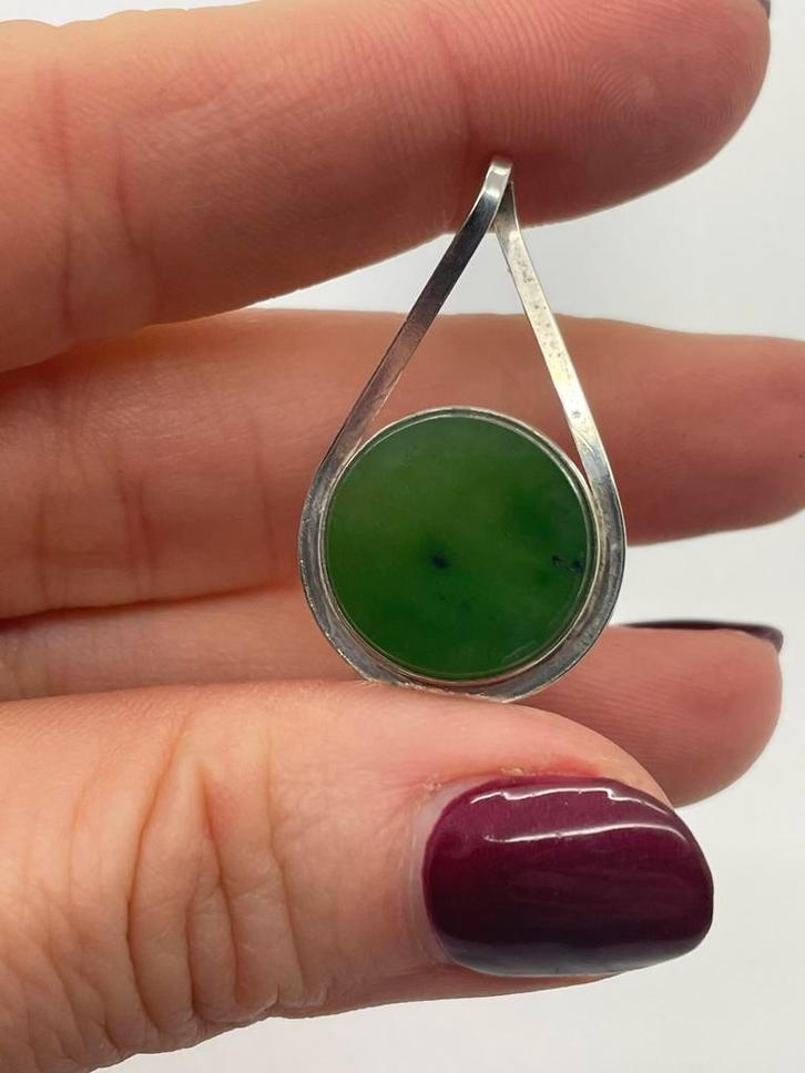 B646 Prachtige 800 zilveren hanger groene jade, Sieraden, Tassen en Uiterlijk, Antieke sieraden, Hanger, Zilver, Met edelsteen