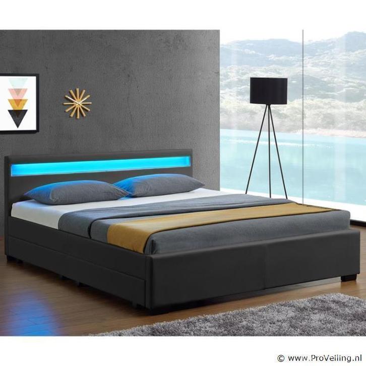 Online Veiling: Gestoffeerd bed Lyon 140 x 200 cm, Huis en Inrichting, Slaapkamer | Bedden, Nieuw