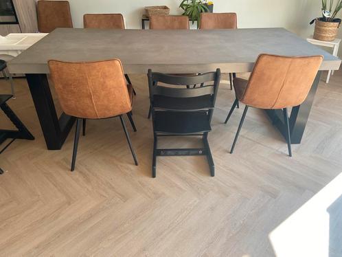 Beton ciré eettafel met stalen poten, Huis en Inrichting, Tafels | Eettafels, Gebruikt, 50 tot 100 cm, 200 cm of meer, Vijf personen of meer