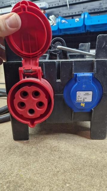 Verdeelkast 32A in, 32A uit en 6x 230v uit (3x16A) beschikbaar voor biedingen