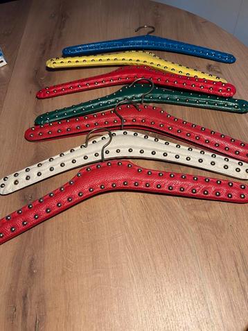 Kledinghangers, gekleurde beschikbaar voor biedingen