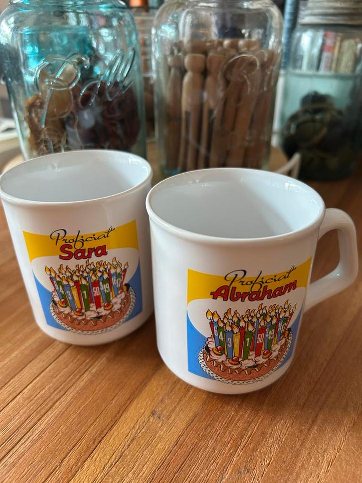 2 Bekers Proficiat Sara & Abraham, Huis en Inrichting, Keuken | Servies, Zo goed als nieuw, Kop(pen) en/of Schotel(s), Overige stijlen