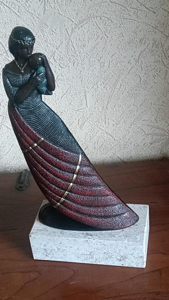 Beeld: Vrouw met kind, Antiek en Kunst, Kunst | Beelden en Houtsnijwerken, Ophalen of Verzenden