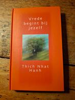 Thich Nath Hanh - Vrede begint bij jezelf, Boeken, Ophalen of Verzenden, Zo goed als nieuw, Thich Nath Hanh