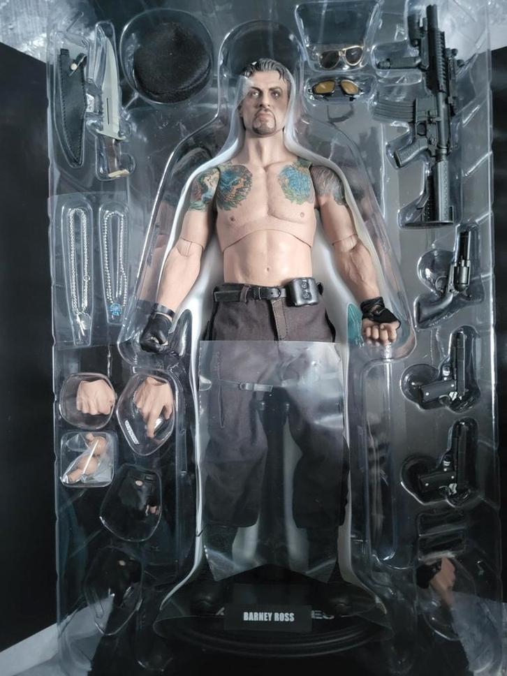 Hot Toys Expendables Barney Ross - Nieuwstaat, Verzamelen, Film en Tv, Zo goed als nieuw, Film, Actiefiguur of Pop, Ophalen of Verzenden