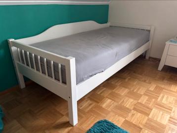 Massief houten bed 90x200 met ikea lattenbodem van 2 jaar