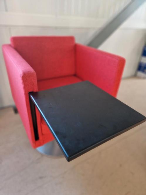 Unieke nieuwe design stoel met uitklaptafel Lensvelt, Huis en Inrichting, Stoelen, Zo goed als nieuw, Eén, Metaal, Stof, Rood