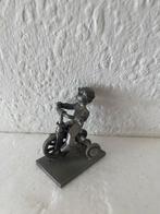 Tinnen miniatuur jongentje op fietsje., Ophalen of Verzenden