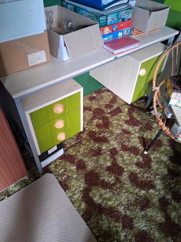Bureau met groene lades beschikbaar voor biedingen