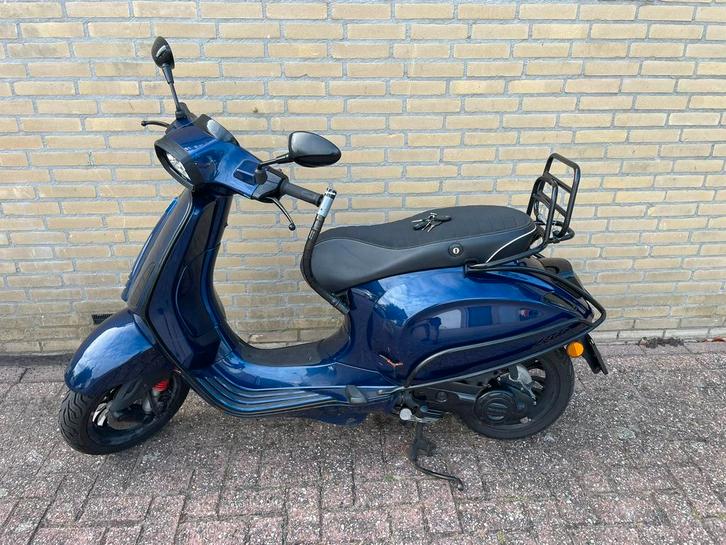 Vespa Sprint 2020 brom midnight blue full option alarm led, Fietsen en Brommers, Scooters | Piaggio, Gebruikt, Overige modellen