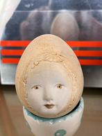 Fraai stukje kunst een stenen ei met een gezichtje er in, Verzamelen, Beelden en Beeldjes, Ophalen of Verzenden