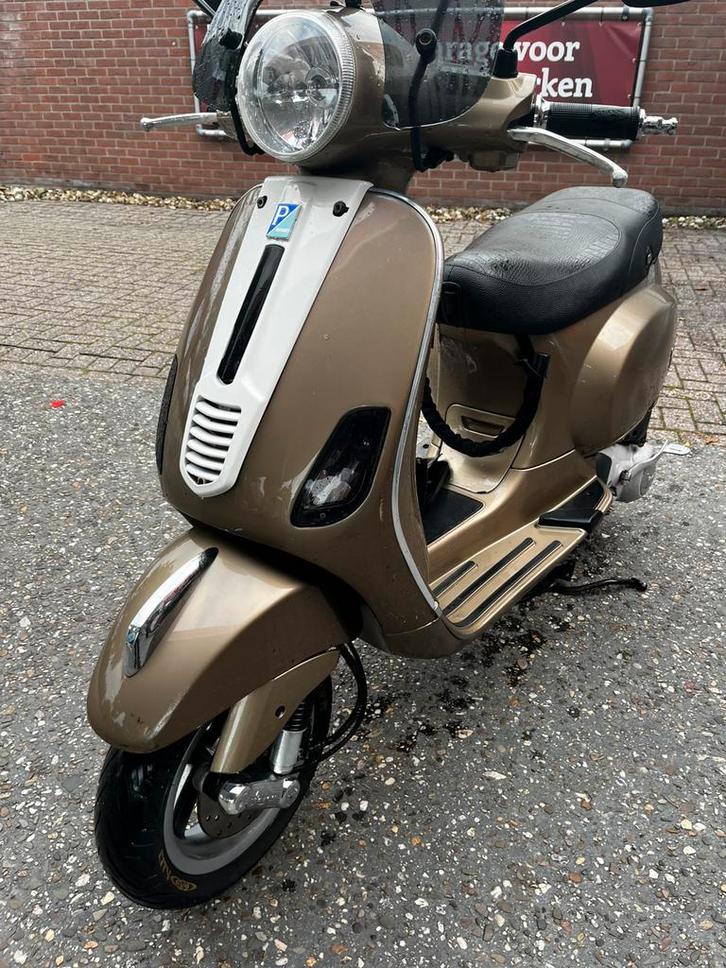 Vespa lx 125cc 4t moet nu weg, Fietsen en Brommers, Scooters | Vespa, Zo goed als nieuw, Vespa LX, Benzine, Ophalen