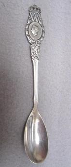 lepeltje  WILHELMINA 50   1948   verzilverd, Ophalen of Verzenden, Gebruikt, Nederland, Speld(je) of Lepel(tje)