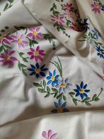 Geborduurd bloemen tafelkleed/tafellaken groot tafelkleed, Verzenden, Zo goed als nieuw, Rechthoek, Binnen