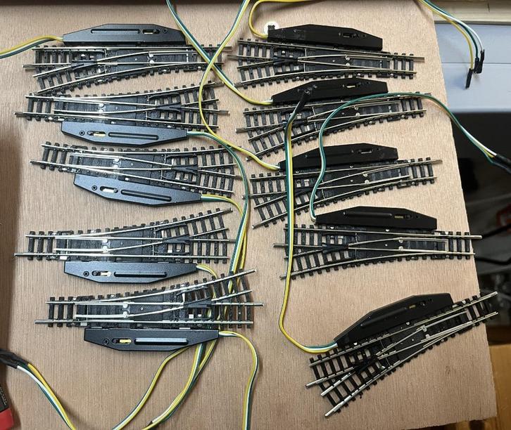 Minitrix slanke linkse wissel incl. aandrijving, Hobby en Vrije tijd, Modeltreinen | N-Spoor, Zo goed als nieuw, Rails, Gelijkstroom