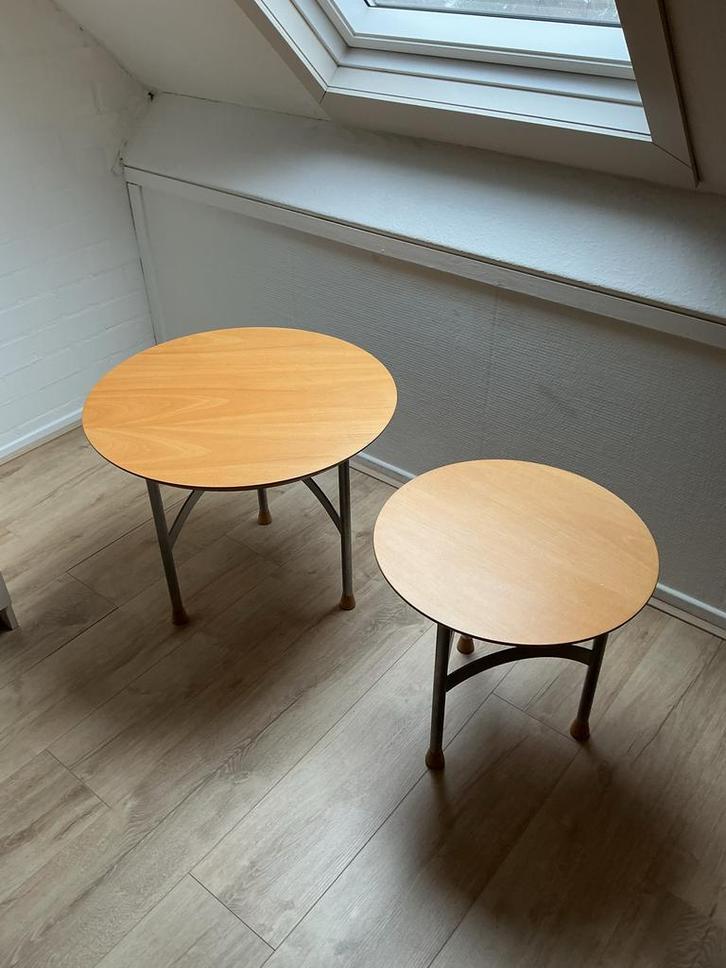 Set van 2 houten bijzettafels met metalen onderstel, Huis en Inrichting, Tafels | Bijzettafels, Gebruikt, Rond, 45 tot 60 cm, Minder dan 55 cm