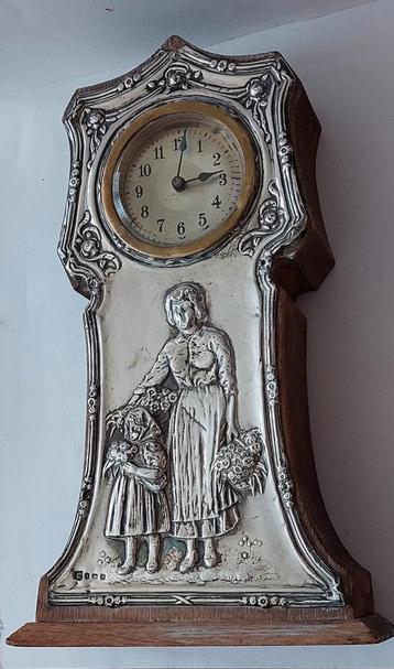 Mantelklok met zilveren plaquette, jugendstil. Uit 1907 beschikbaar voor biedingen