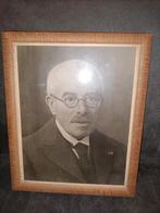 Oude foto van man in lijst Dhr van Dijk Vught