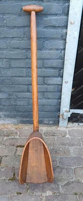 Antieke graanschep beschikbaar voor biedingen