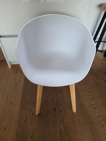 2x Witte Kuipstoel - evt. 4 stuks beschikbaar voor biedingen