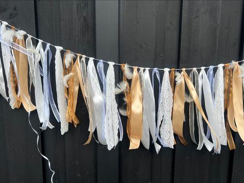 Ibiza slinger wit goud met veren 2 meter, Hobby en Vrije tijd, Feestartikelen, Nieuw, Versiering, Ophalen of Verzenden