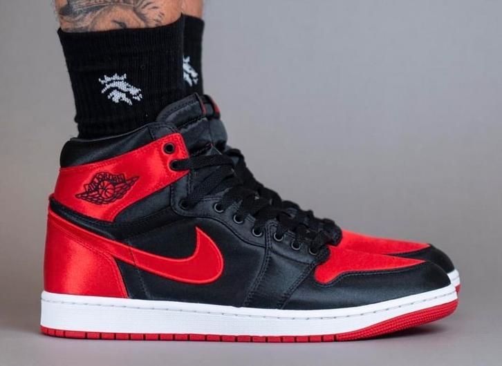 Nike Air Jordan 1 Retro High OG Satin Red 44,5 (unc travis), Kleding | Heren, Schoenen, Nieuw, Zwart, Ophalen