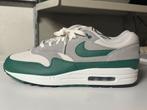 Nike Air Max 1 Evergreen Aura - Maat 45,5 - Nieuw!, Kleding | Heren, Schoenen, Ophalen of Verzenden, Nieuw, Overige kleuren, Sneakers of Gympen