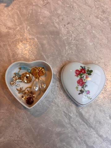 Vintage hartvormig porseleinen opbergdoosje met rozenmotief beschikbaar voor biedingen