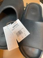 Yeezy Slide Onyx Maat 42 - Valt als 39, Ophalen of Verzenden, Zo goed als nieuw, Zwart