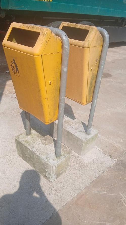 Prullenbak,afvalbak buiten betonvoet,camping,parkeerplaats, Huis en Inrichting, Woonaccessoires | Prullenbakken, Zo goed als nieuw