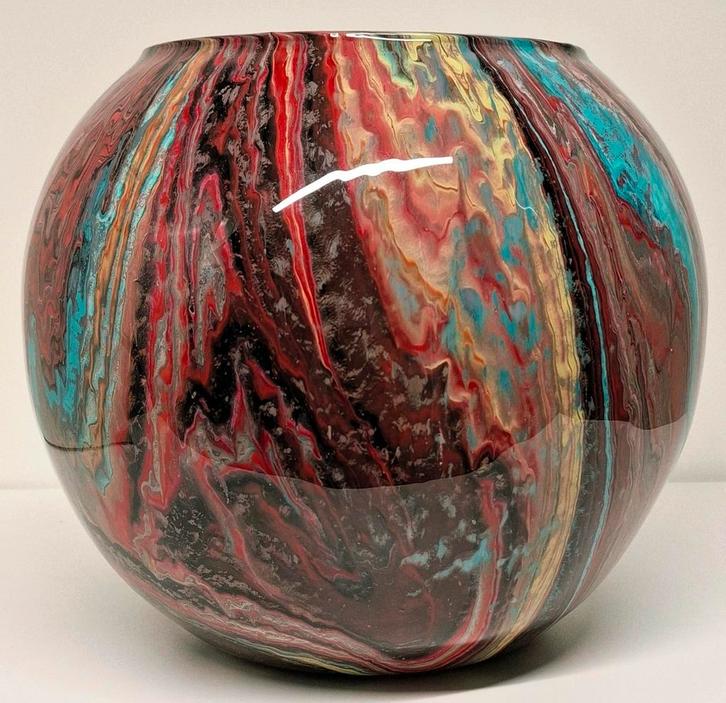 vaas gegoten uniek epoxy handmade pouring art kunst bolvaas, Huis en Inrichting, Woonaccessoires | Vazen, Zo goed als nieuw, Overige kleuren