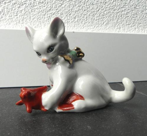 Vintage poezenbeeldje poes met vis sluierstaart telescoopoog, Verzamelen, Beelden en Beeldjes, Gebruikt, Dier, Ophalen of Verzenden