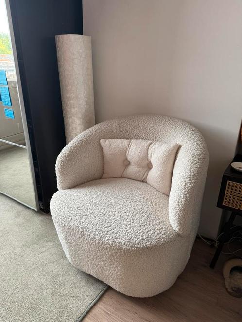 Witte bouclé fauteuil van Kwantum (in nieuwstaat), Huis en Inrichting, Woonaccessoires | Wandplanken en Boekenplanken, Zo goed als nieuw