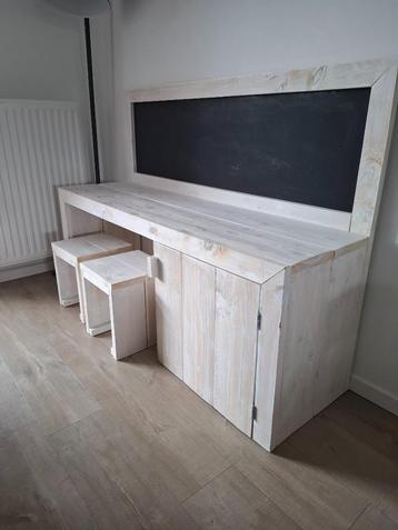 Houten speeltafel met krijtbord beschikbaar voor biedingen