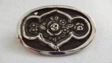 Antiek zilveren broche met bloemen, gezwart  beschikbaar voor biedingen