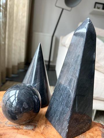 3 Decoratieve Marmere Sculpturen beschikbaar voor biedingen