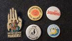 Vier buttons en een speldje vintage, Verzamelen, Speldjes, Pins en Buttons, Gebruikt, Ophalen of Verzenden, Button