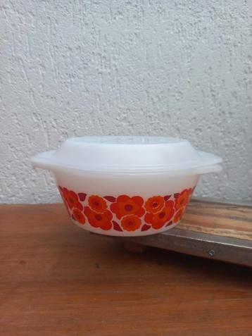 Mooie dekschaal. Arcopal Lotus. Vintage. Retro beschikbaar voor biedingen