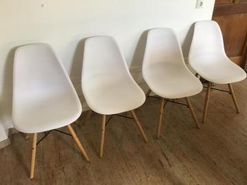 4 Nette wiitte kuipstoelen in goede staat samen beschikbaar voor biedingen