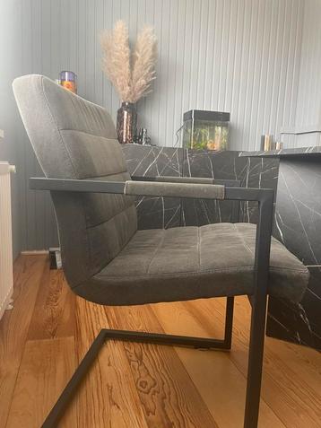 Eetkamer stoelen beschikbaar voor biedingen
