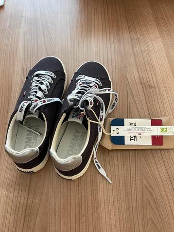 Sneakers beschikbaar voor biedingen